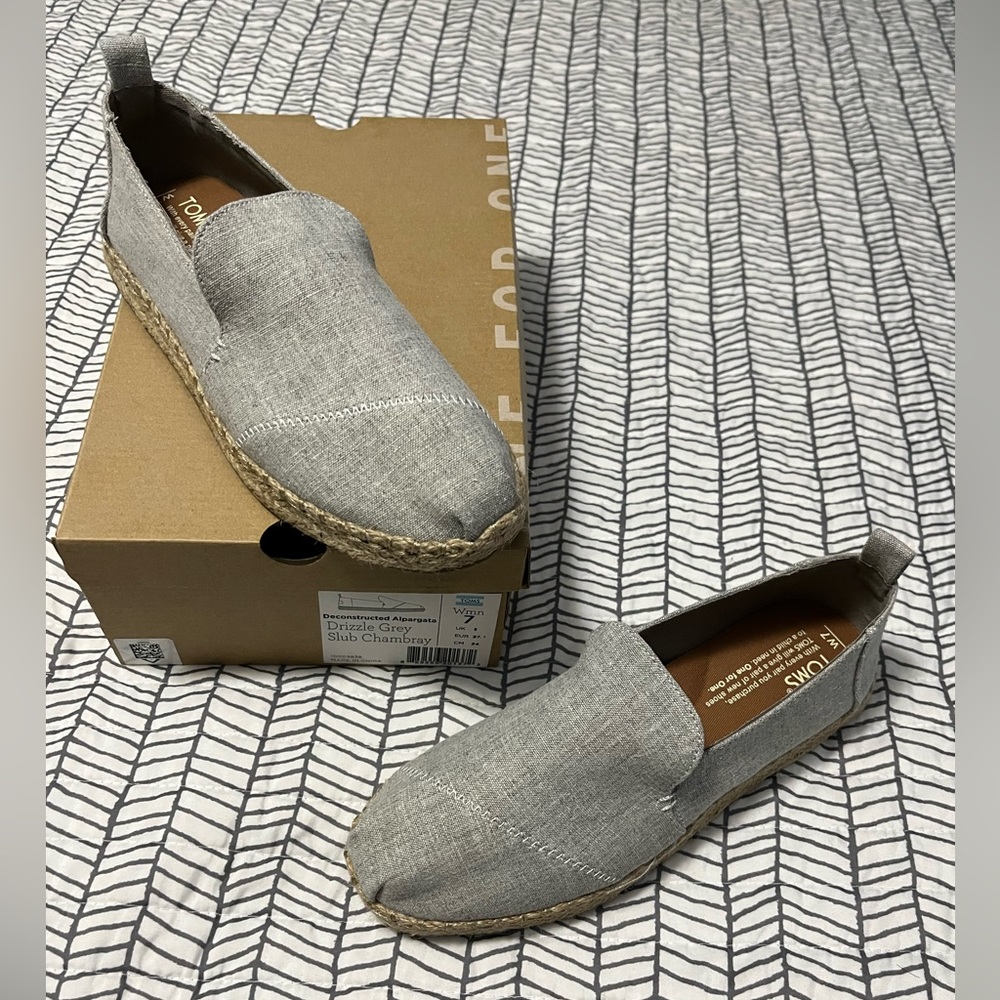 Tom’s Drizzle Grey Slub Chambray, Deconstructed Alpargata, women’s size 7.